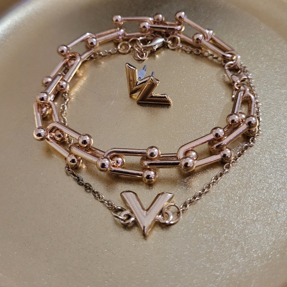 V Bracelet Set